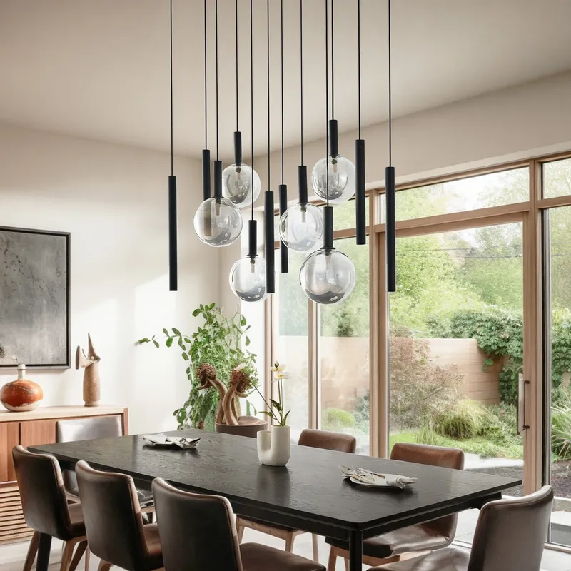 Moderné hlavné stropné osvetlenie veľkej obývačky vo vile.