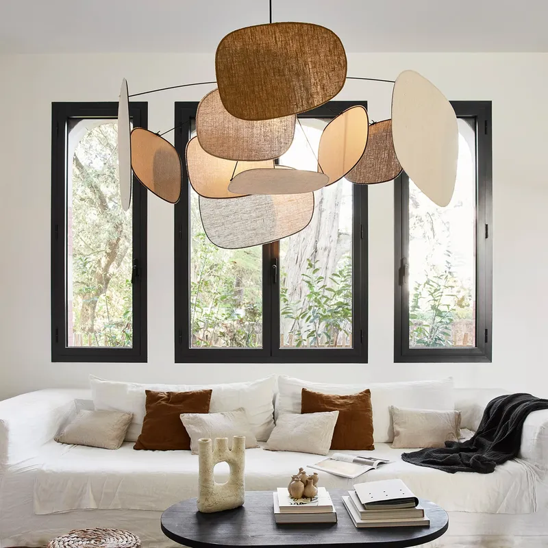 Svietidlá a lampy s textilným tienidlom do obývačky.