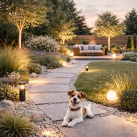 Solárne lampy pozdĺž chodníka v záhrade.