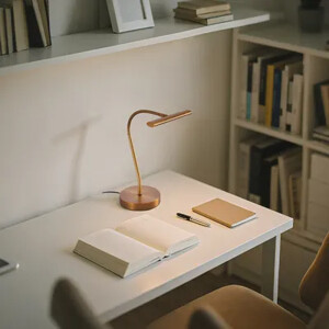 Osvetlenie domácej kancelárie – stropné a stolové LED lampy_Svietidlá-lampy.