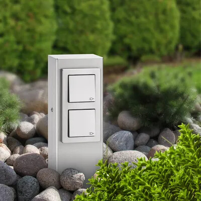Praktická záhradná stĺpiková lampa s elektrickou zásuvkou 230V